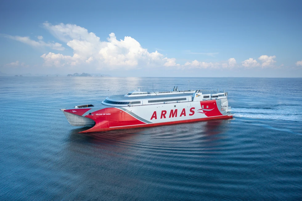 Armas Trasmediterránea y Cicar sortean dos ciclomotores entre pasajeros que viajen este verano entre Gran Canaria y Tenerife