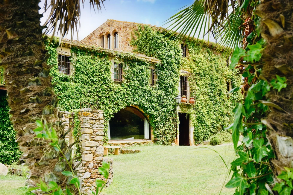 El encanto del interior de la Costa Brava en verano