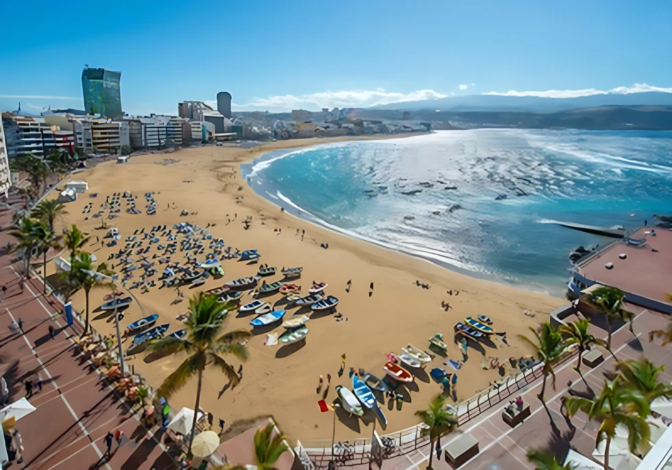 La Playa de las Canteras confirma su calidad ambiental y de servicios en 2025 con la bandera `Q de Calidad Turística´
